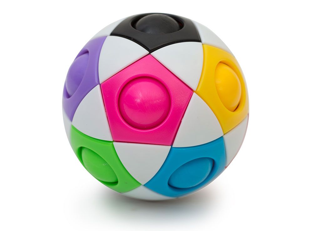 Состав настольной игры-головоломки Орбо: шар с 12 отверстиями и 11 цветными шариками внутри.
