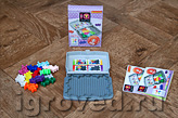 Компоненты настольной игры-головоломки IQ-Энигма: коробка с игровым полем, книжка с правилами игры и заданиями, детали